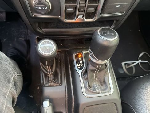 Used 2022 Jeep Wrangler Unlimited Sahara w/ Cold Weather Group AWD/4WD image 22