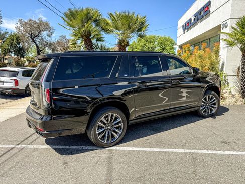 Used 2022 Cadillac Escalade ESV Sport Platinum w/ Heavy-Duty Trailer Package AWD/4WD image 8