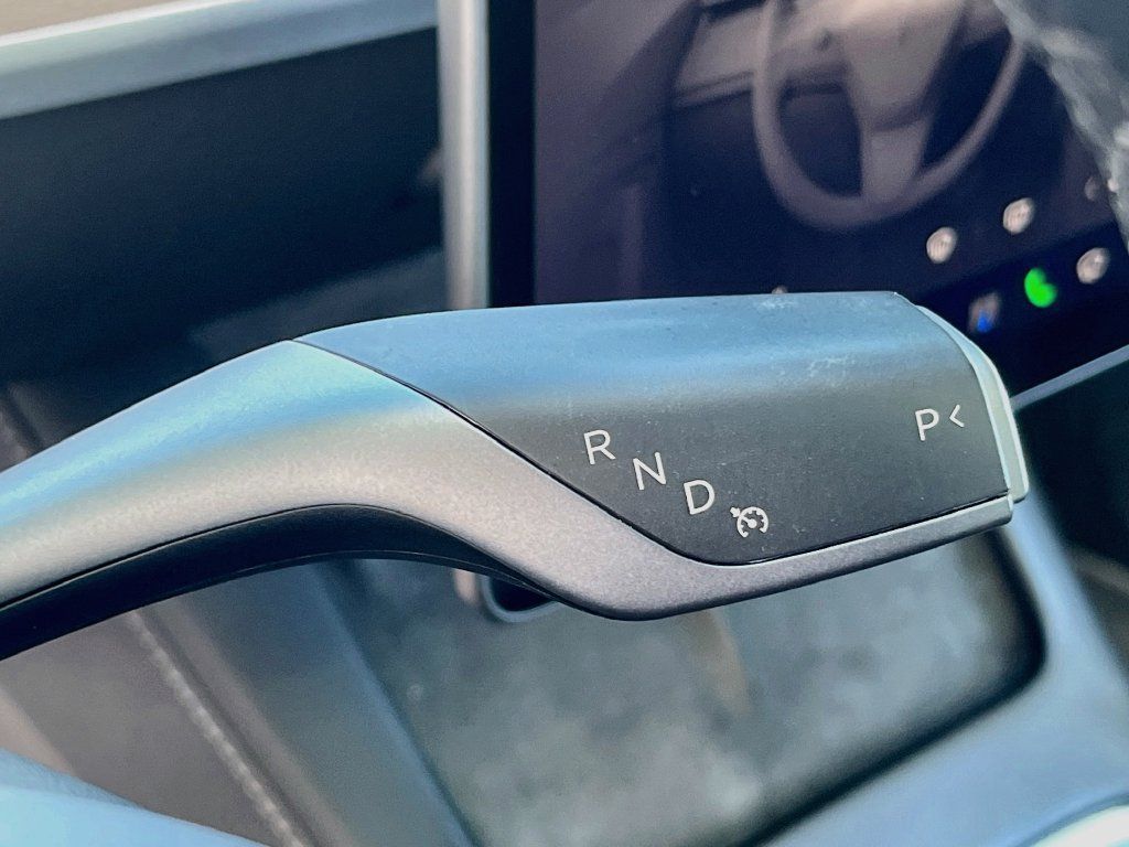 Used 2024 Tesla Model Y Long Range AWD/4WD image 16