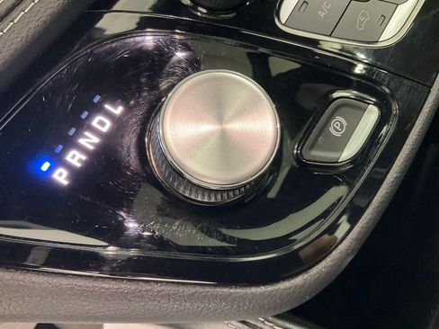 Used 2021 Chrysler Pacifica Limited w/ Uconnect Theater Family Group image 21