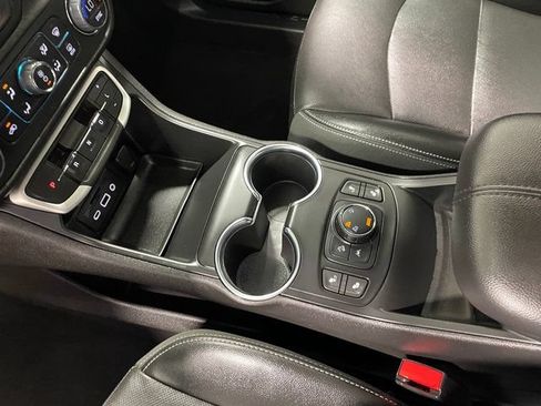 Used 2023 GMC Terrain SLT AWD/4WD image 18
