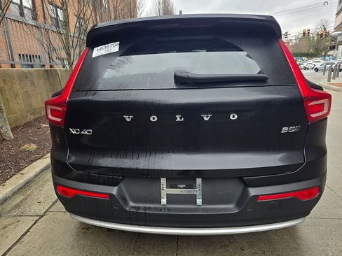 Used 2025 Volvo XC40 B5 Core image 4