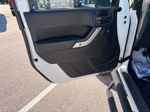 Used 2014 Jeep Wrangler Unlimited Sahara w/ Connectivity Group AWD/4WD image 27