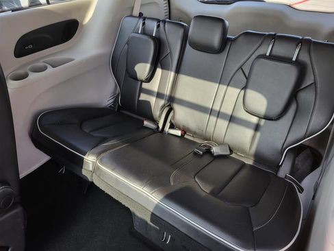 Used 2023 Chrysler Pacifica Limited FWD image 13