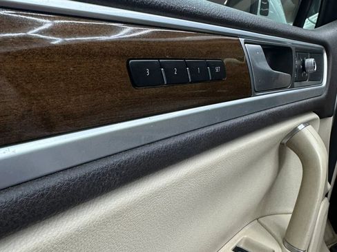 Used 2015 Volkswagen Touareg VR6 image 10