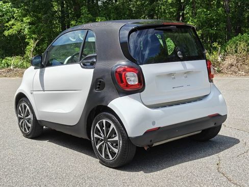 Used 2016 smart fortwo passion RWD image 6