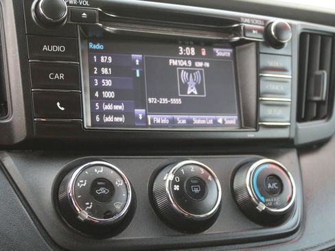 Used 2018 Toyota RAV4 LE image 13