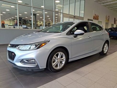 Used 2017 Chevrolet Cruze LT w/ Convenience Package FWD image 3