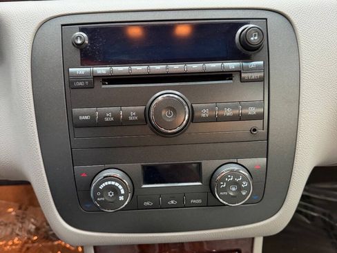 Used 2009 Buick Lucerne CXL w/ Driver Confidence Package FWD image 27