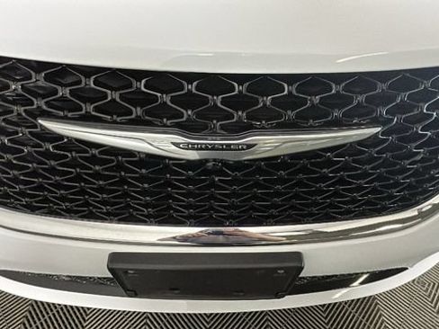 Used 2024 Chrysler Pacifica Touring-L FWD image 8