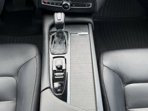 Used 2020 Volvo XC90 T5 Momentum w/ Protection Package Premier FWD image 21
