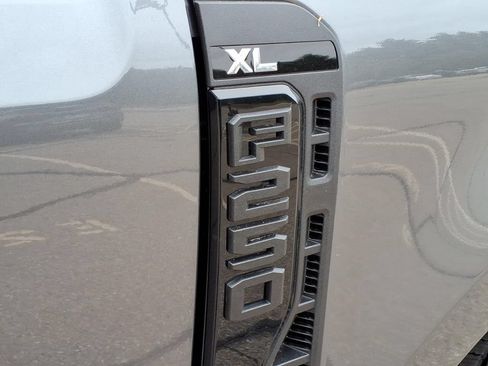 New 2027 Ford F250 XL w/ XL Chrome Package AWD/4WD image 11