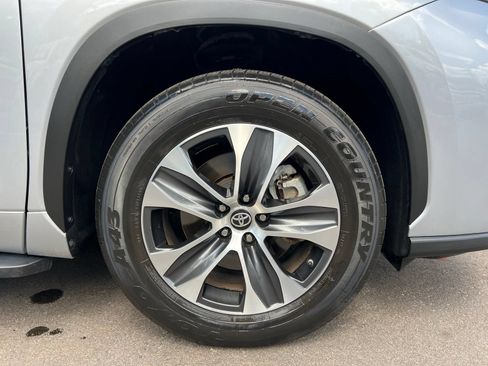 Used 2023 Toyota Highlander XLE FWD image 12