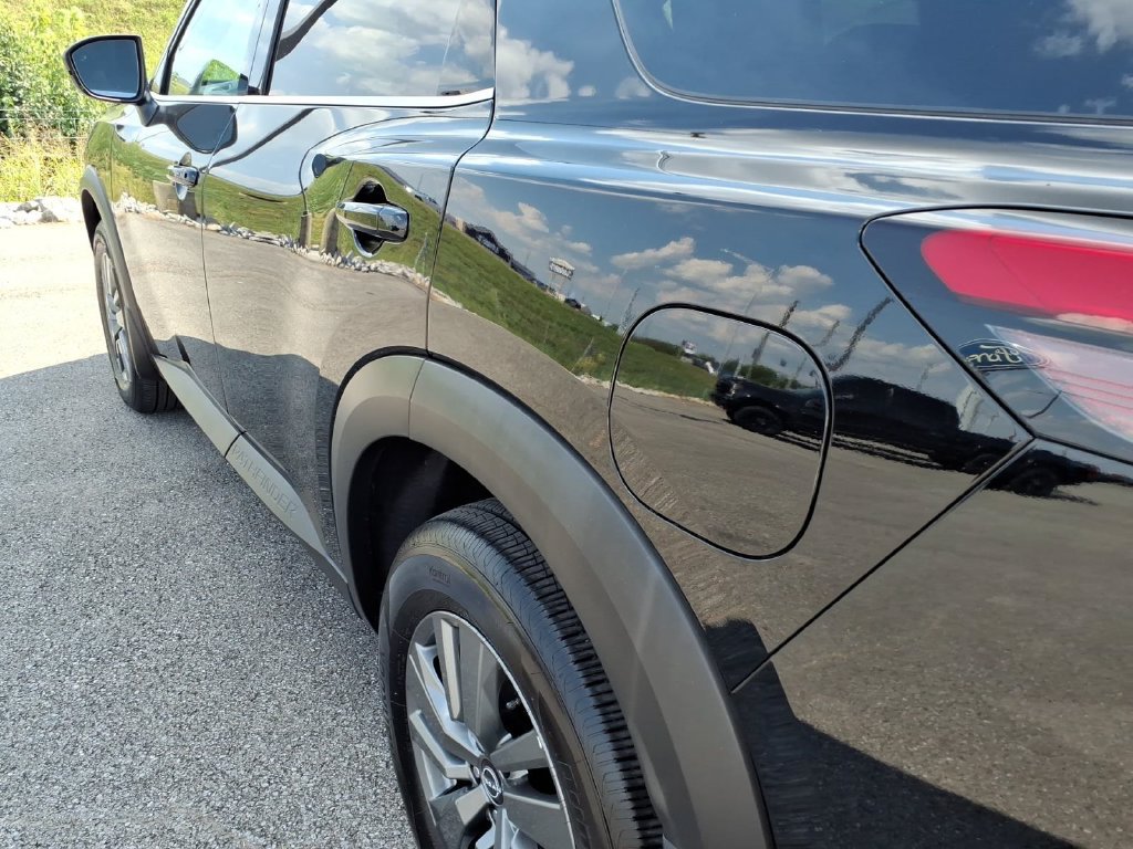 Used 2025 Nissan Pathfinder S AWD/4WD image 17