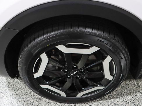 Used 2024 Kia Telluride EX w/ EX Captain's Chair Package image 11