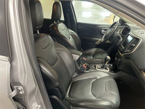 Used 2018 Jeep Cherokee Limited image 24