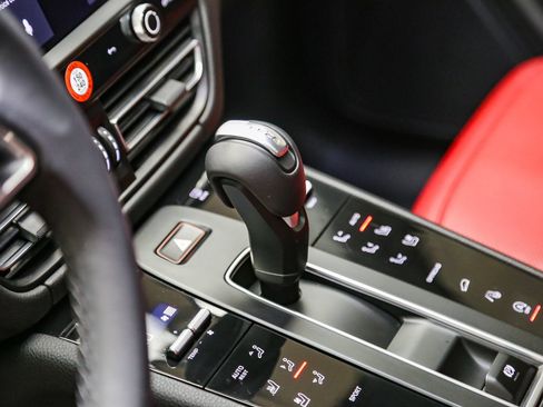 Certified 2025 Porsche Macan AWD/4WD image 24
