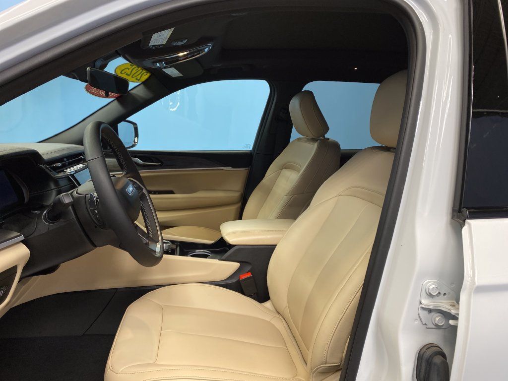 Certified 2025 Jeep Grand Cherokee L Limited w/ Black Appearance Package AWD/4WD image 10