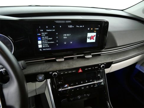 Used 2024 Kia Carnival EX image 18