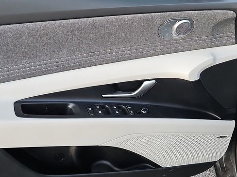 Used 2025 Hyundai Elantra Limited image 19