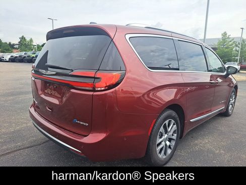 Used 2023 Chrysler Pacifica Pinnacle FWD image 3