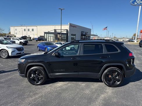Used 2020 Jeep Cherokee Latitude Plus image 2