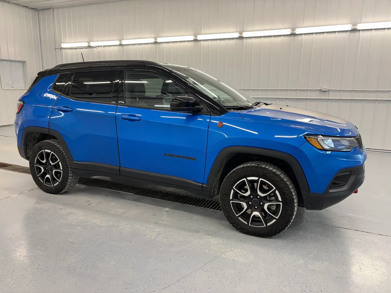 Used 2025 Jeep Compass Trailhawk w/ Trailhawk Convenience Group AWD/4WD image 1