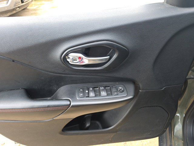 Used 2020 Jeep Cherokee Trailhawk w/ Cold Weather Group AWD/4WD image 13