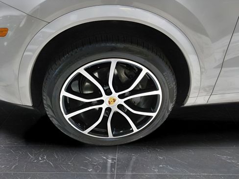 Used 2020 Porsche Cayenne w/ Premium Package AWD/4WD image 11
