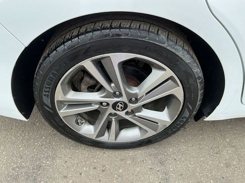 Used 2017 Hyundai Elantra Limited image 15