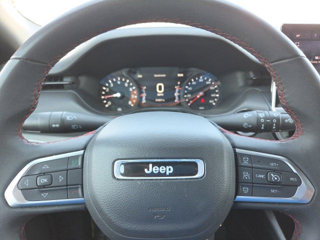 Used 2025 Jeep Compass Trailhawk AWD/4WD image 34