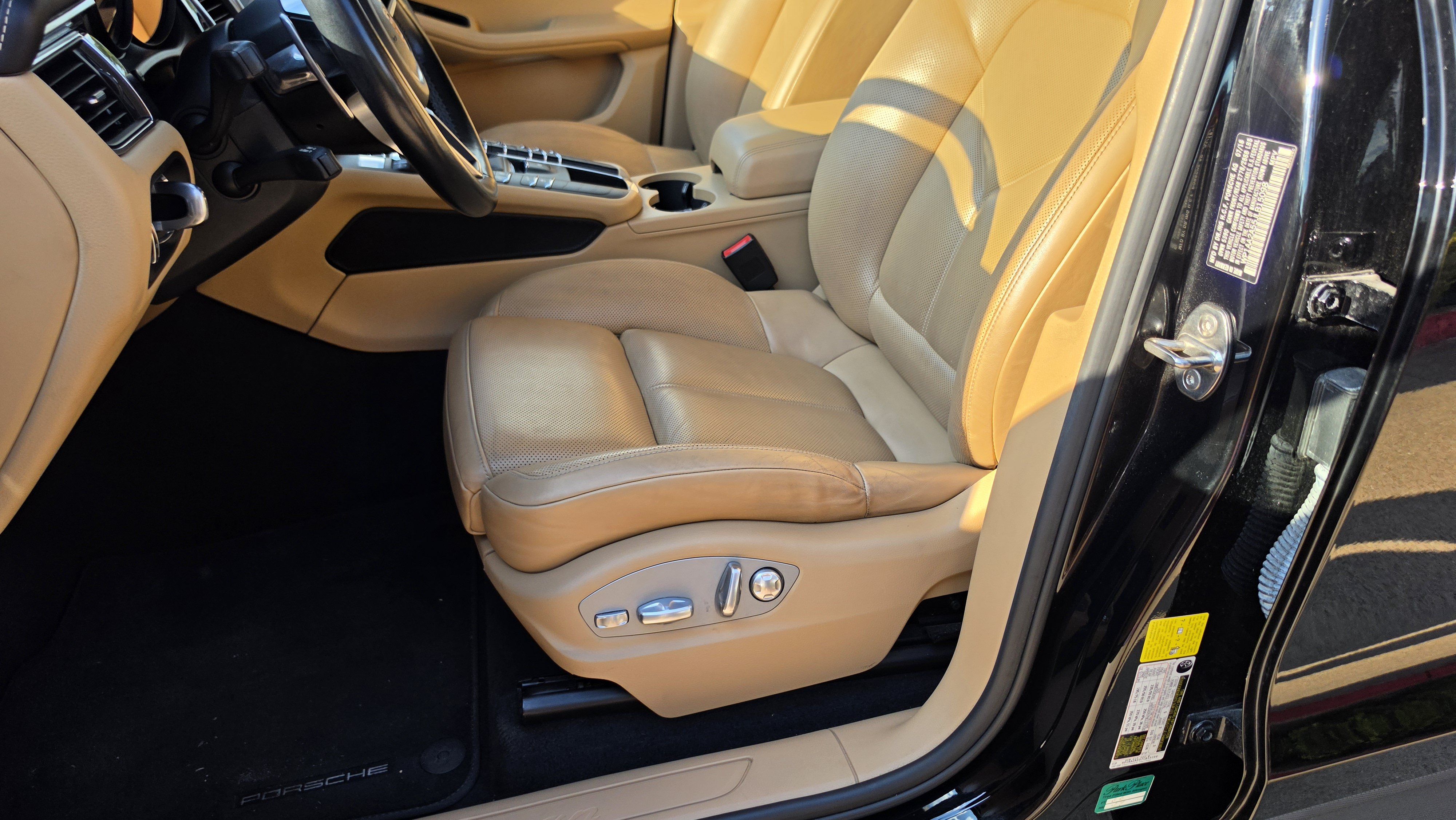Used 2018 Porsche Macan AWD/4WD image 27