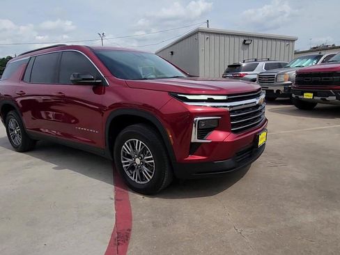 Certified 2025 Chevrolet Traverse LT w/ Driver Confidence Package FWD image 2