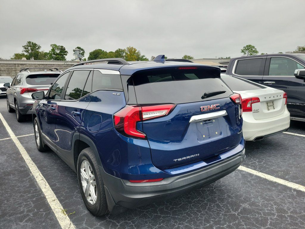 Used 2022 GMC Terrain SLE w/ Driver Convenience Package FWD image 4