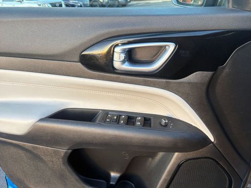 Used 2025 Jeep Compass Limited image 18