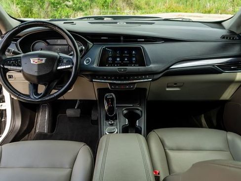 Used 2021 Cadillac XT4 Luxury w/ Cold Weather Package FWD image 8