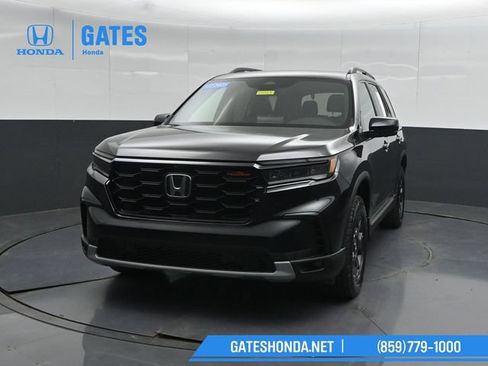 Certified 2025 Honda Pilot TrailSport image 5