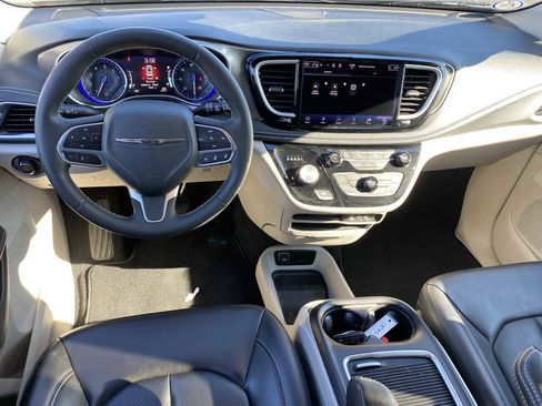 Used 2023 Chrysler Pacifica Touring-L image 13