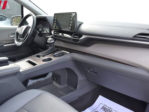 Used 2024 Toyota Sienna XLE image 11