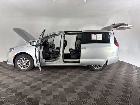 Used 2023 Chrysler Pacifica Touring-L image 11