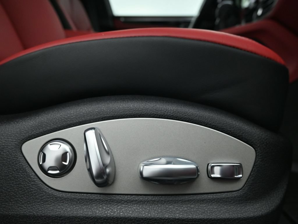 Certified 2026 Porsche Macan AWD/4WD image 15