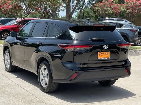 Used 2025 Toyota Highlander LE FWD image 4