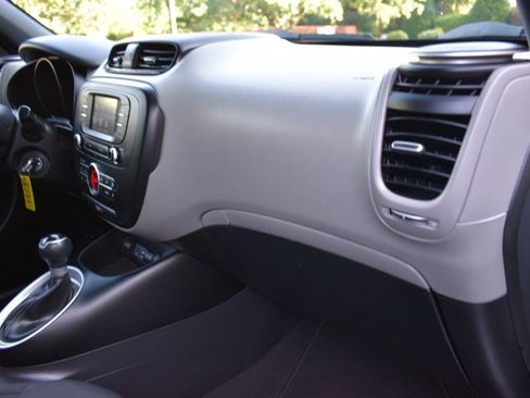 Used 2017 Kia Soul + FWD image 21