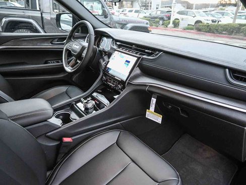 New 2025 Jeep Grand Cherokee Limited image 31