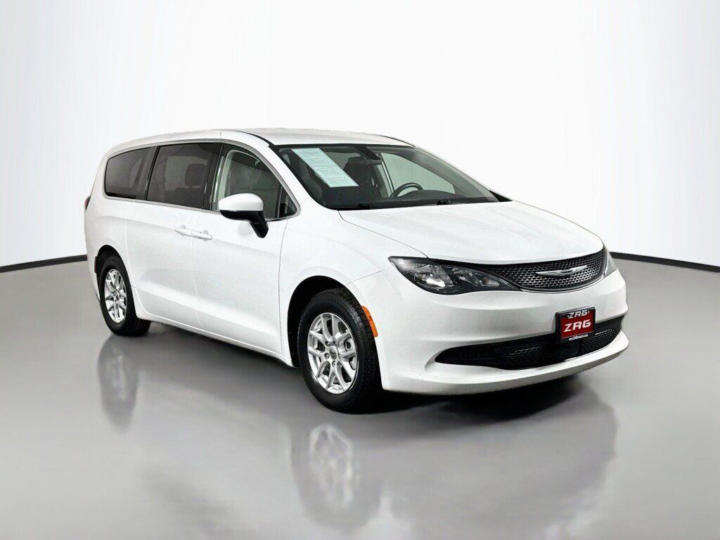 Used 2021 Chrysler Voyager LX w/ Cold Weather Group FWD image 7