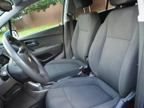 Used 2020 Chevrolet Trax LT FWD image 11