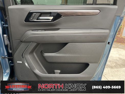 Used 2025 Chevrolet Suburban Premier image 24