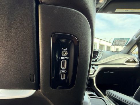 Used 2022 Chrysler Pacifica Limited w/ Uconnect Theater Family Group image 29