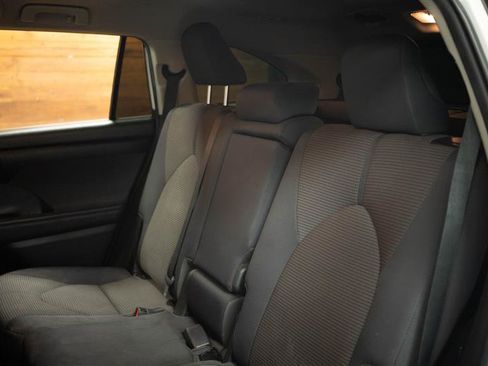 Used 2021 Toyota Highlander LE AWD/4WD image 13
