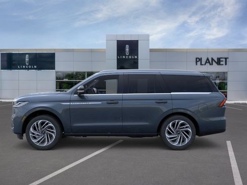 New 2026 Lincoln Navigator Reserve AWD/4WD image 3